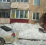 В Южно-Сахалинске наледь с крыши переставила лавочку у подъезда пятиэтажки - News.Astv.Ru